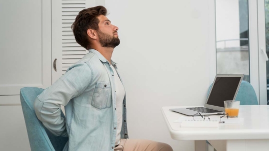 Les postures du quotidien qui favorisent (ou aggravent) les douleurs corporelles