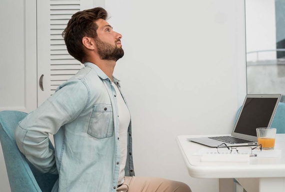 Les postures du quotidien qui favorisent (ou aggravent) les douleurs corporelles